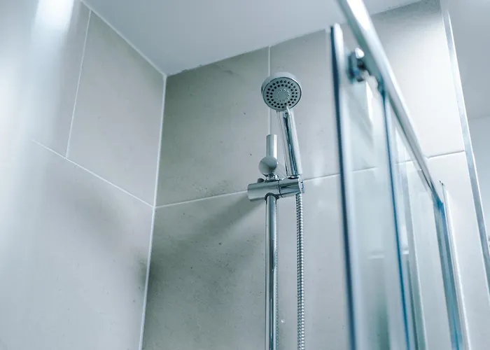 Beautiful 3 Bedroom Sleeps 8 With Parking By Purestay Holiday home