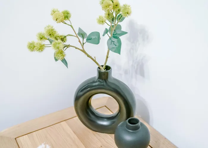 Holiday home Beautiful 3 Bedroom Sleeps 8 With Parking By Purestay *