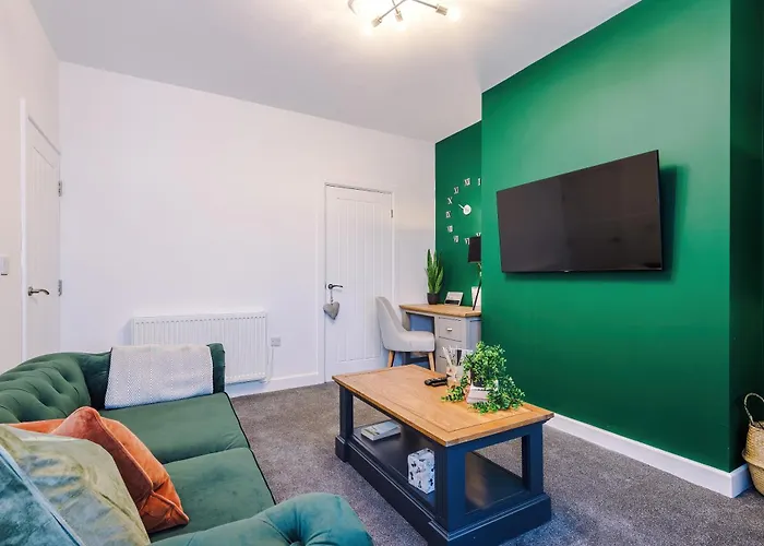 Beautiful 3 Bedroom Sleeps 8 With Parking By Purestay