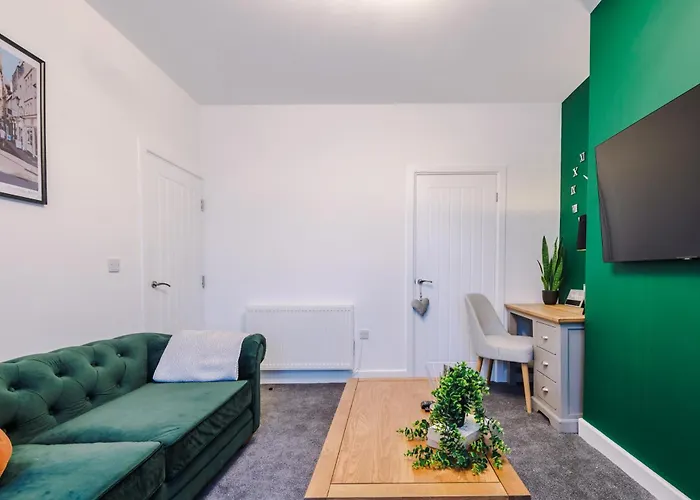 Holiday home Beautiful 3 Bedroom Sleeps 8 With Parking By Purestay