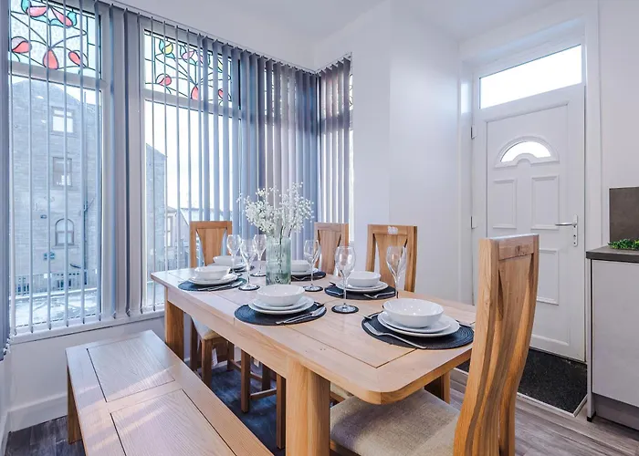 Holiday home Beautiful 3 Bedroom Sleeps 8 With Parking By Purestay