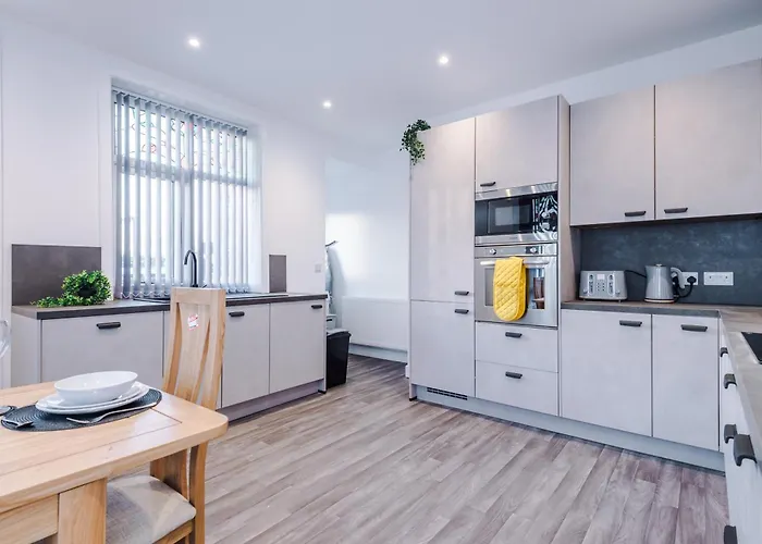 Beautiful 3 Bedroom Sleeps 8 With Parking By Purestay *