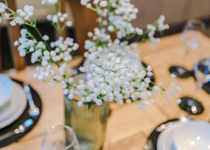 Beautiful 3 Bedroom Sleeps 8 With Parking By Purestay