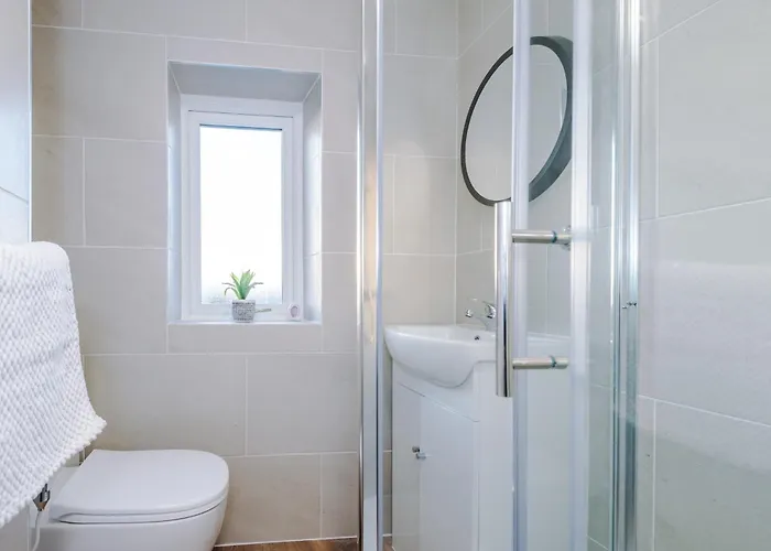 Beautiful 3 Bedroom Sleeps 8 With Parking By Purestay * Bradford (West Yorkshire)